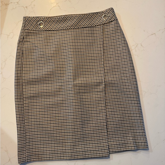 Classic Houndstooth Pencil Skirt - Picture 2 of 4
